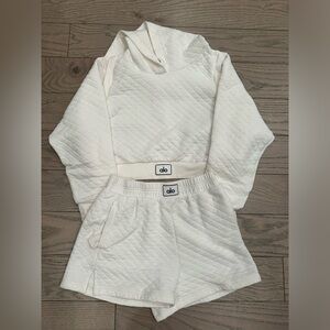 Alo Yoga White Quilted Boxer Matching Set - Sweatshirt & Sweatshorts
